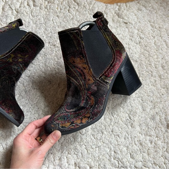 BP: Multicolored Jewel Paisley Velvet Velore Almond Toed Block Heel Boots Sz 9M - Picture 4 of 10